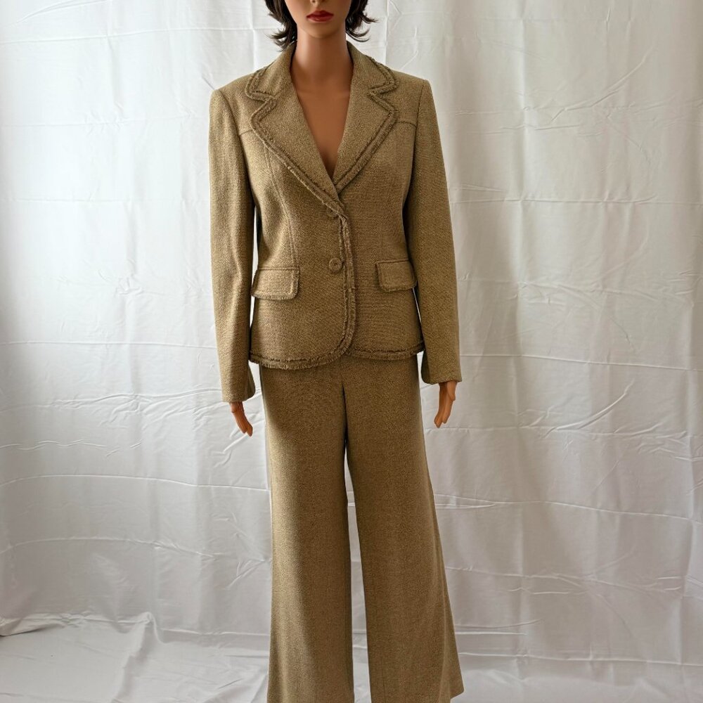 Ann Taylor Oatmeal Boucle 2-Piece Pant Suite / Size 8   Classic/Chic/Timeless